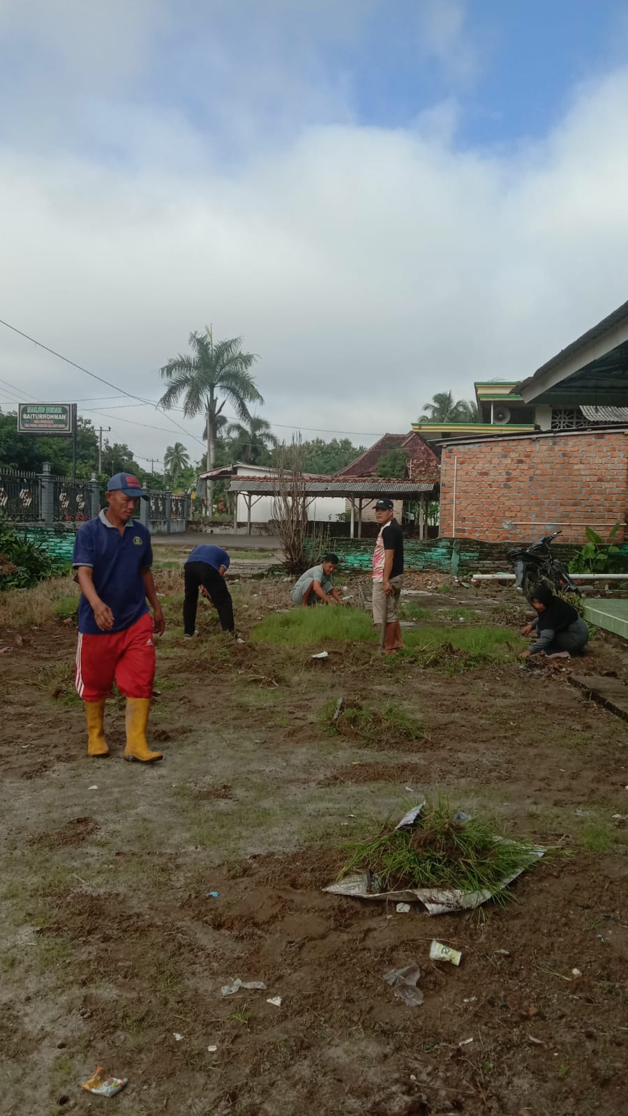 Gotong Royong di Halaman Kantor Desa Negeri Ratu